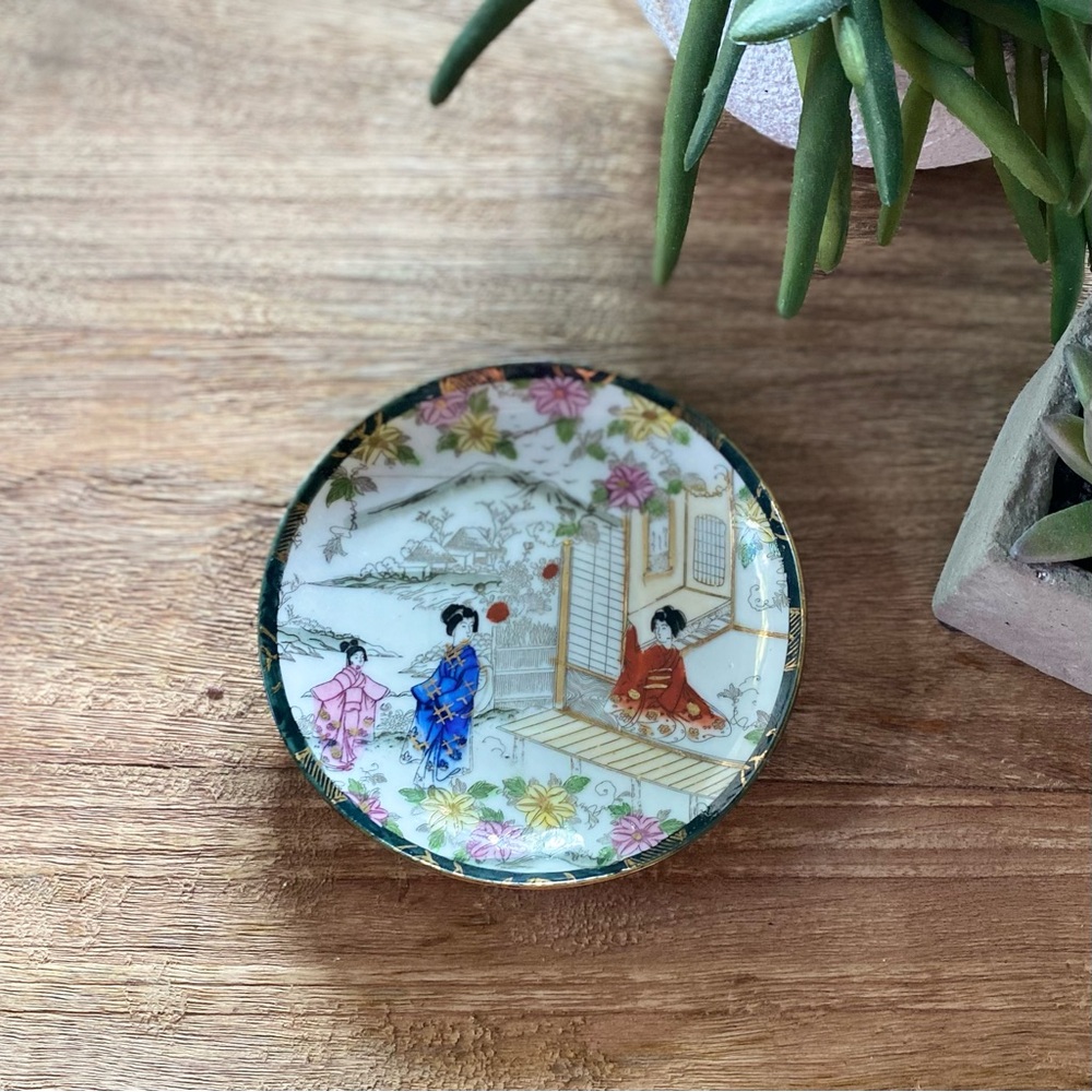 Vintage Japanese Porcelain Decorative
Plate - Hand-Painted Geisha Scene